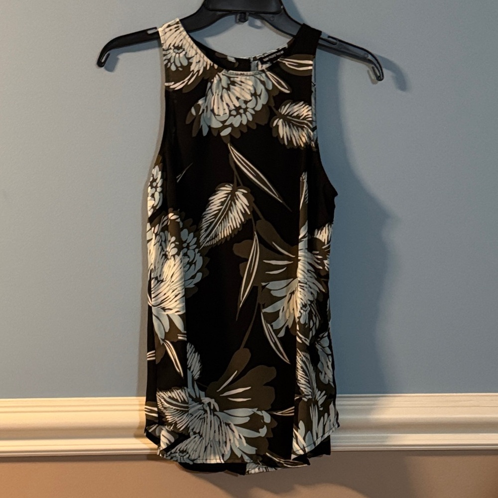 Women’s Who What Wear Black, light blue, army green and White Floral Tank Top XS
